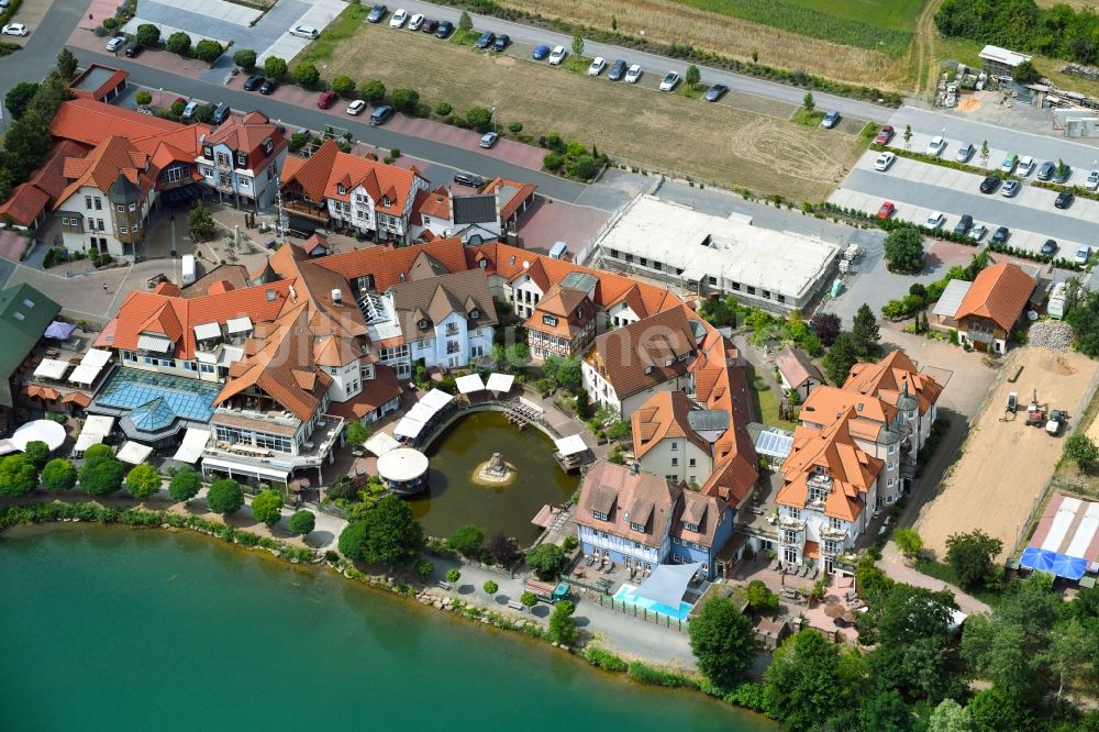 Niedernberg von oben - Gebäudekomplex der Hotelanlage Seehotel am Badesee in Niedernberg im Bundesland Bayern, Deutschland