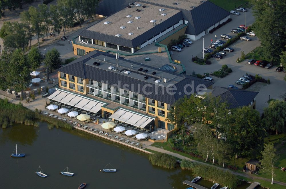 Rangsdorf aus der Vogelperspektive: Gebäudekomplex der Hotelanlage Seehotel Berlin-Rangsdorf am Strand- Ufer des Rangsdorfer Sees in Rangsdorf im Bundesland Brandenburg