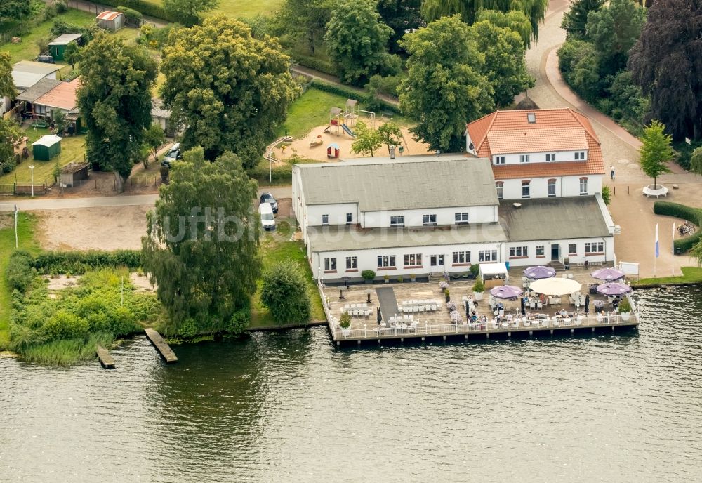 Luftaufnahme Krakow am See - Gebäudekomplex der Hotelanlage Seehotel am Krakower See in Krakow am See im Bundesland Mecklenburg-Vorpommern