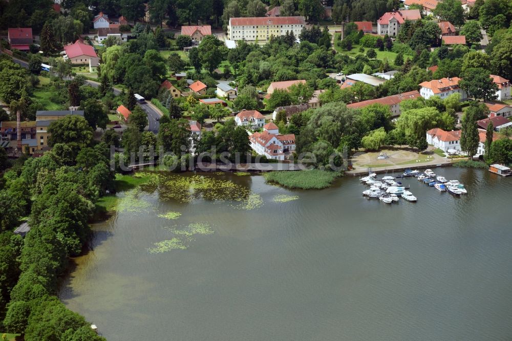 Fehrbellin von oben - Gebäudekomplex der Hotelanlage - Seehotel & Restaurant THEODORS ehem. Seeschlösschen Am Bollwerk in Wustrau im Bundesland Brandenburg, Deutschland