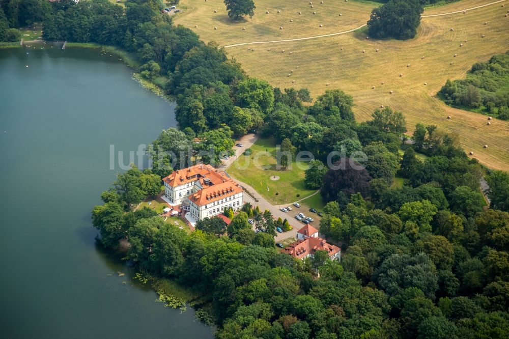 Schorssow von oben - Gebäudekomplex der Hotelanlage Seeschloss Schorssow in Schorssow im Bundesland Mecklenburg-Vorpommern