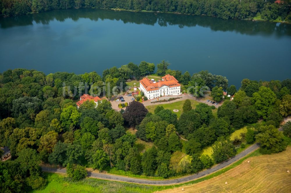 Schorssow aus der Vogelperspektive: Gebäudekomplex der Hotelanlage Seeschloss Schorssow in Schorssow im Bundesland Mecklenburg-Vorpommern