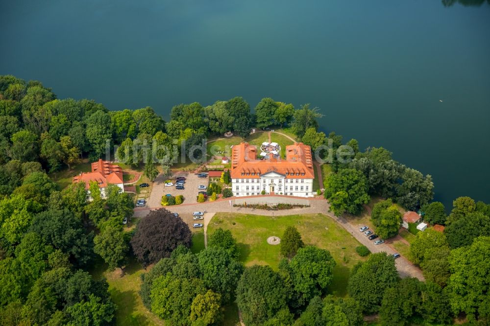 Luftaufnahme Schorssow - Gebäudekomplex der Hotelanlage Seeschloss Schorssow in Schorssow im Bundesland Mecklenburg-Vorpommern