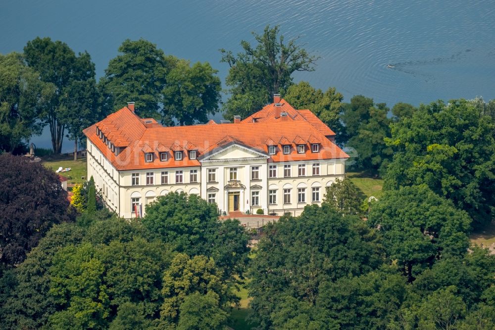 Schorssow von oben - Gebäudekomplex der Hotelanlage Seeschloss Schorssow in Schorssow im Bundesland Mecklenburg-Vorpommern