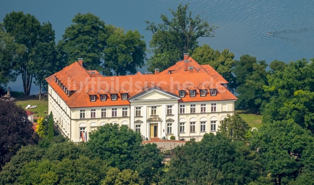 Schorssow aus der Vogelperspektive: Gebäudekomplex der Hotelanlage Seeschloss Schorssow in Schorssow im Bundesland Mecklenburg-Vorpommern