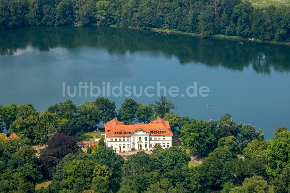 Schorssow von oben - Gebäudekomplex der Hotelanlage Seeschloss Schorssow in Schorssow im Bundesland Mecklenburg-Vorpommern