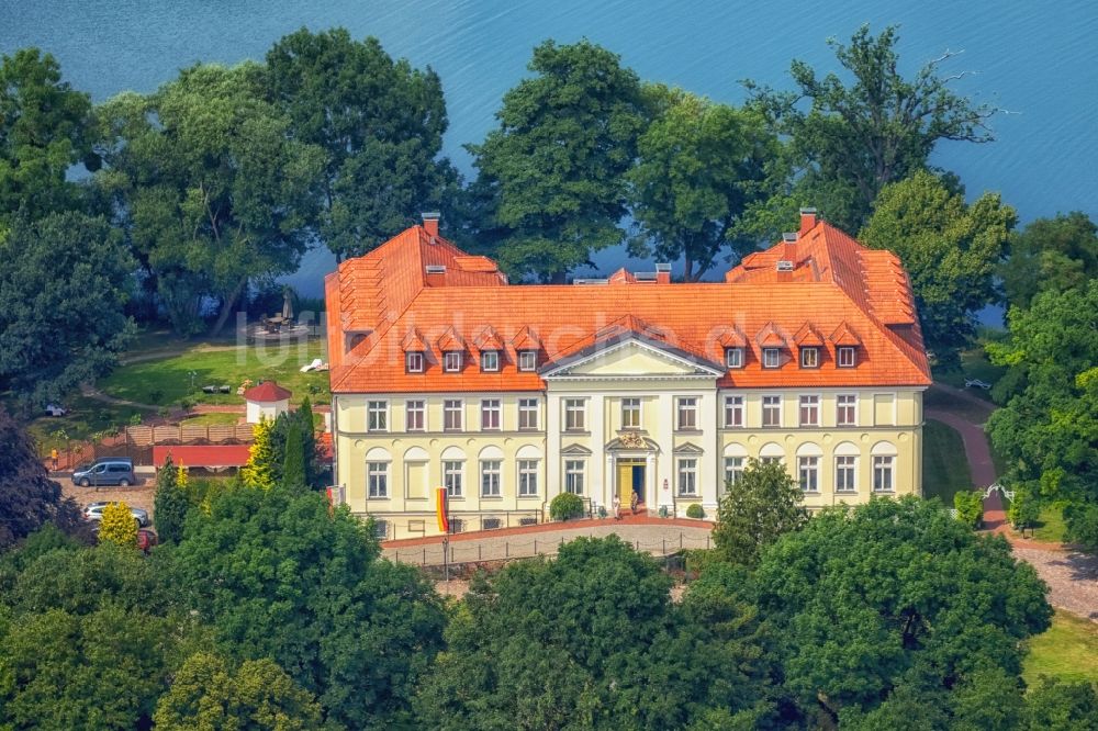 Schorssow aus der Vogelperspektive: Gebäudekomplex der Hotelanlage Seeschloss Schorssow in Schorssow im Bundesland Mecklenburg-Vorpommern