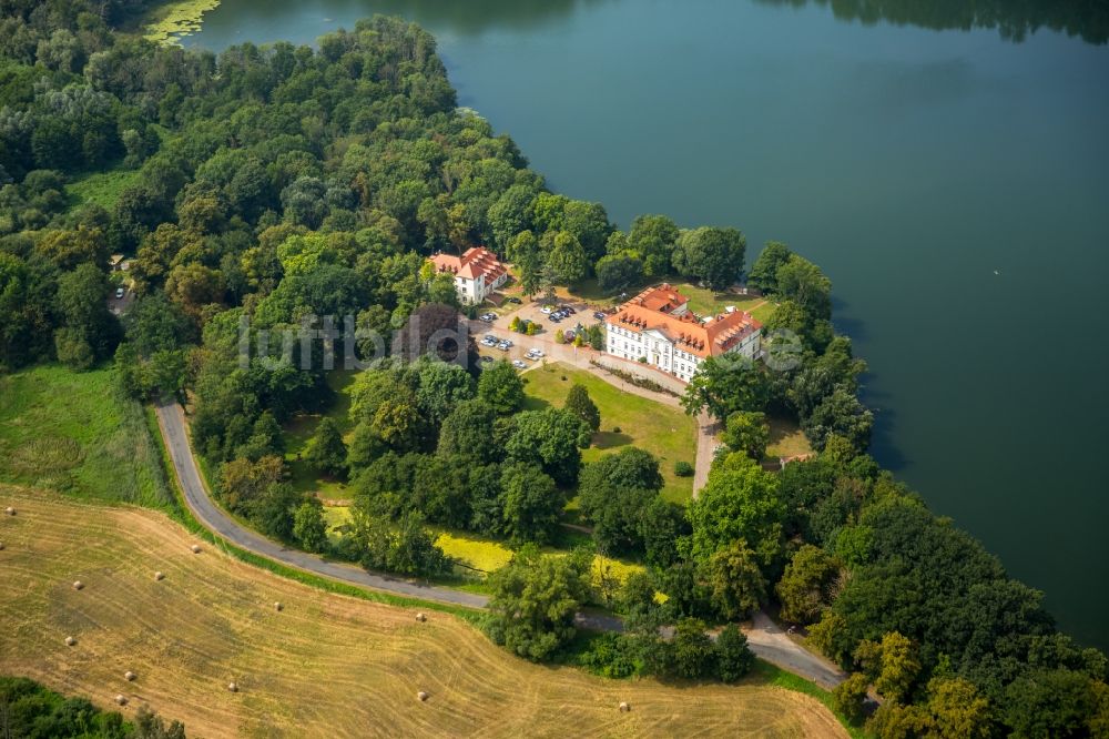 Luftaufnahme Schorssow - Gebäudekomplex der Hotelanlage Seeschloss Schorssow in Schorssow im Bundesland Mecklenburg-Vorpommern