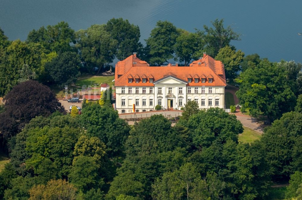 Schorssow von oben - Gebäudekomplex der Hotelanlage Seeschloss Schorssow in Schorssow im Bundesland Mecklenburg-Vorpommern