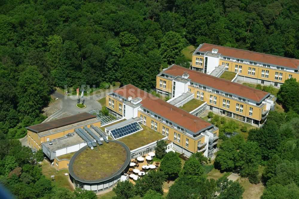 Potsdam aus der Vogelperspektive: Gebäudekomplex der Hotelanlage Seminaris SeeHotel Potsdam in Potsdam im Bundesland Brandenburg, Deutschland