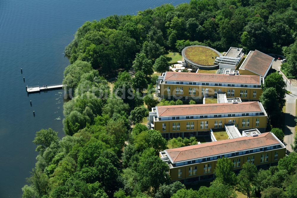 Luftaufnahme Potsdam - Gebäudekomplex der Hotelanlage Seminaris SeeHotel Potsdam in Potsdam im Bundesland Brandenburg, Deutschland