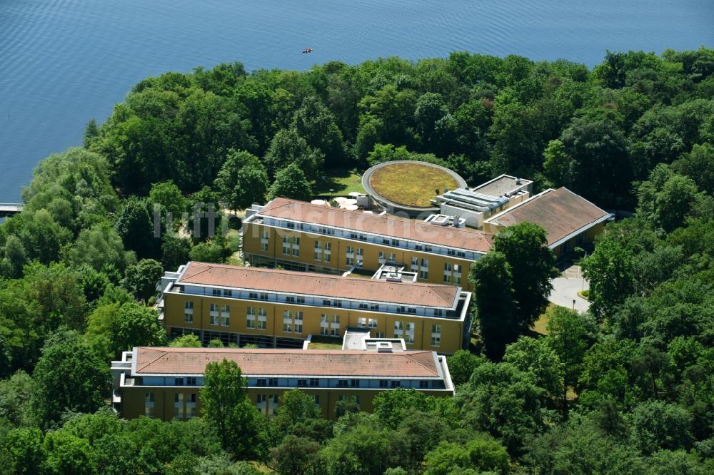 Potsdam von oben - Gebäudekomplex der Hotelanlage Seminaris SeeHotel Potsdam in Potsdam im Bundesland Brandenburg, Deutschland