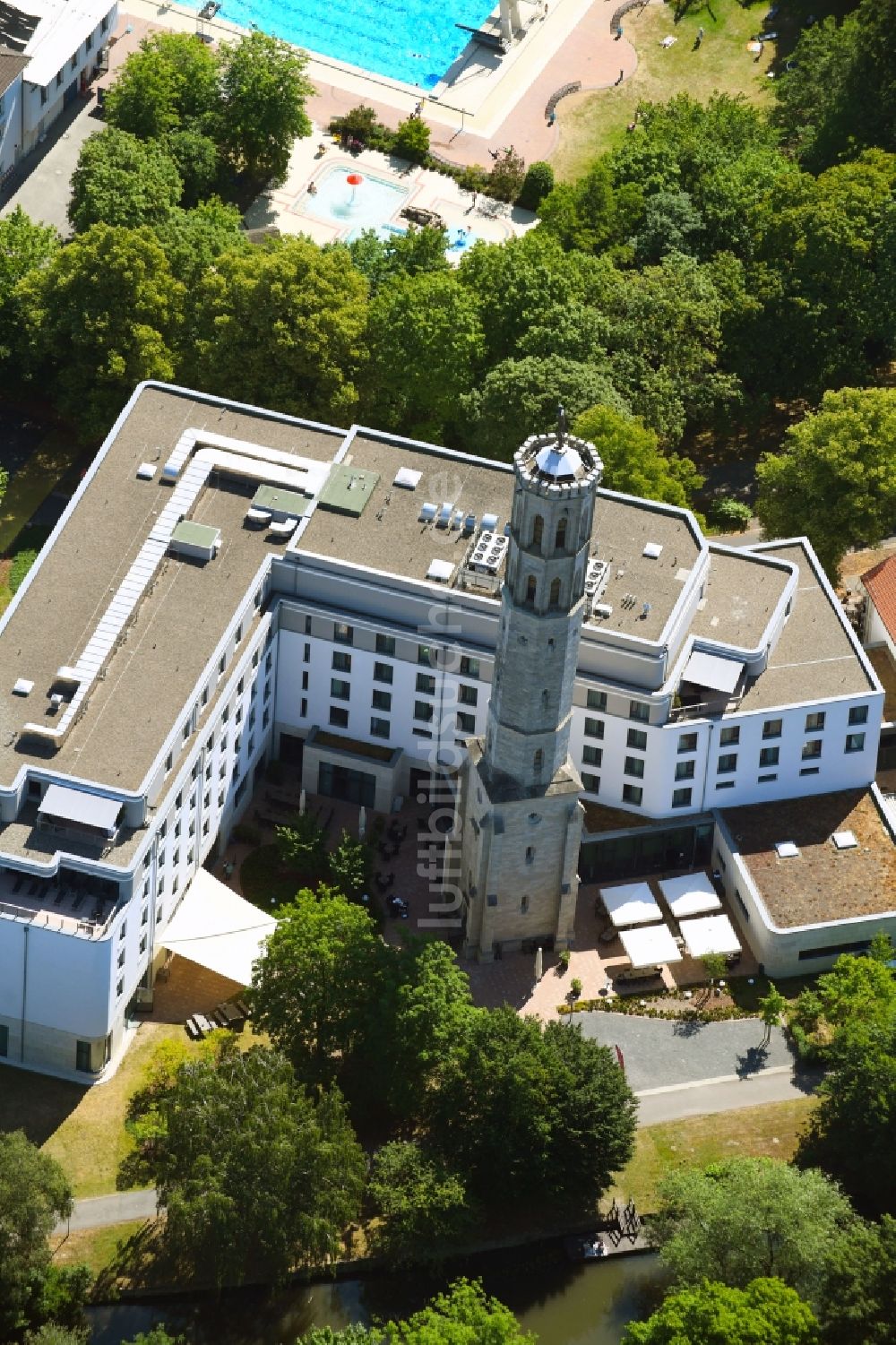 Luftaufnahme Braunschweig - Gebäudekomplex der Hotelanlage Steigenberger Parkhotel in Braunschweig im Bundesland Niedersachsen, Deutschland