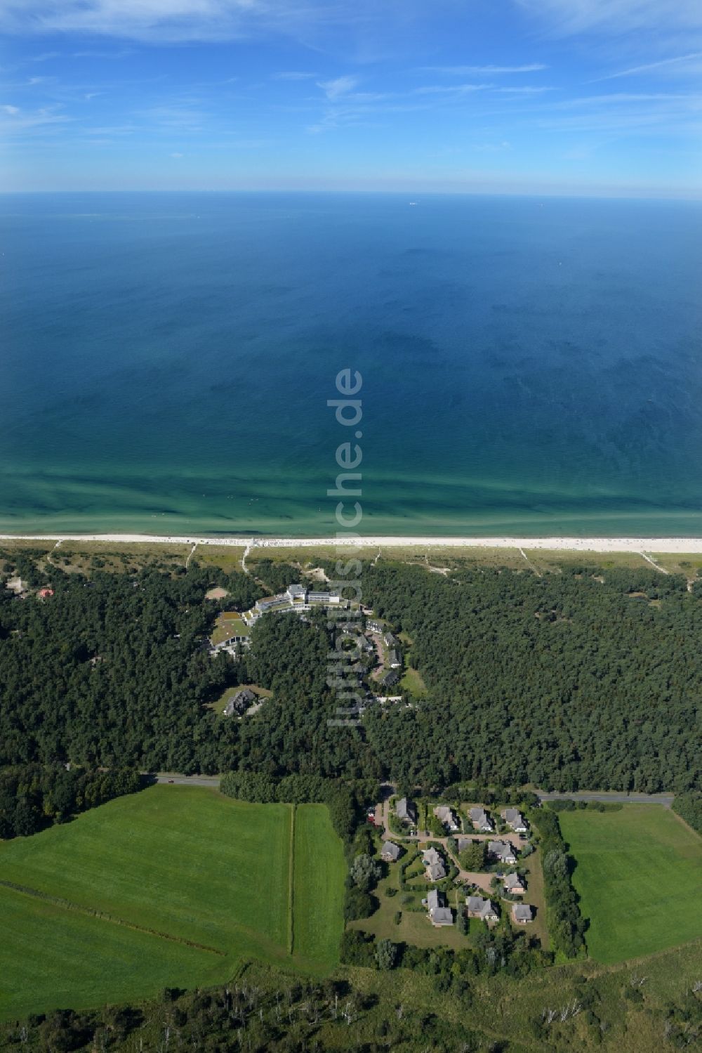 Luftbild Dierhagen - Gebäudekomplex der Hotelanlage Strandhotel Fischland im Ortsteil Dierhagen Strand in Dierhagen im Bundesland Mecklenburg-Vorpommern