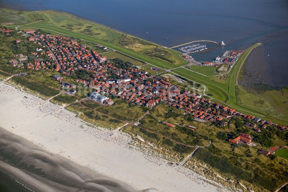 Juist aus der Vogelperspektive: Gebäudekomplex der Hotelanlage Strandhotel Kurhaus Juist in Juist im Bundesland Niedersachsen, Deutschland