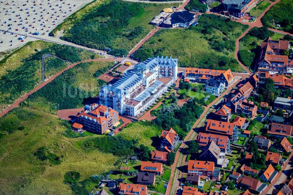 Juist aus der Vogelperspektive: Gebäudekomplex der Hotelanlage Strandhotel Kurhaus Juist in Juist im Bundesland Niedersachsen, Deutschland