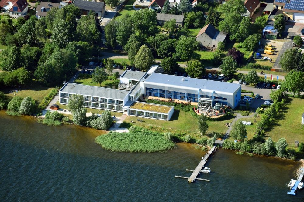 Senftenberg aus der Vogelperspektive: Gebäudekomplex der Hotelanlage Strandhotel Senftenberger See in Senftenberg im Bundesland Brandenburg, Deutschland