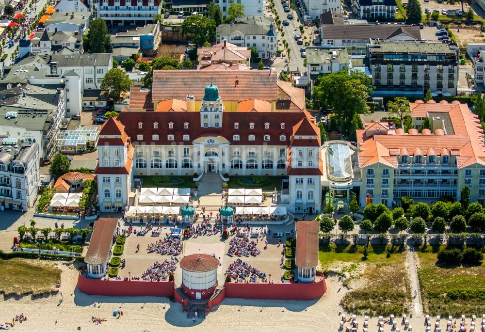 Binz aus der Vogelperspektive: Gebäudekomplex der Hotelanlage Travel Charme Kurhaus Binz an der Strandpromenade in Binz im Bundesland Mecklenburg-Vorpommern