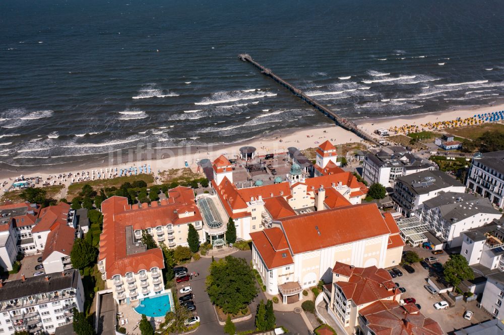 Luftbild Binz - Gebäudekomplex der Hotelanlage Travel Charme Kurhaus Binz an der Strandpromenade in Binz im Bundesland Mecklenburg-Vorpommern