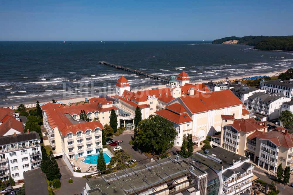 Binz von oben - Gebäudekomplex der Hotelanlage Travel Charme Kurhaus Binz an der Strandpromenade in Binz im Bundesland Mecklenburg-Vorpommern