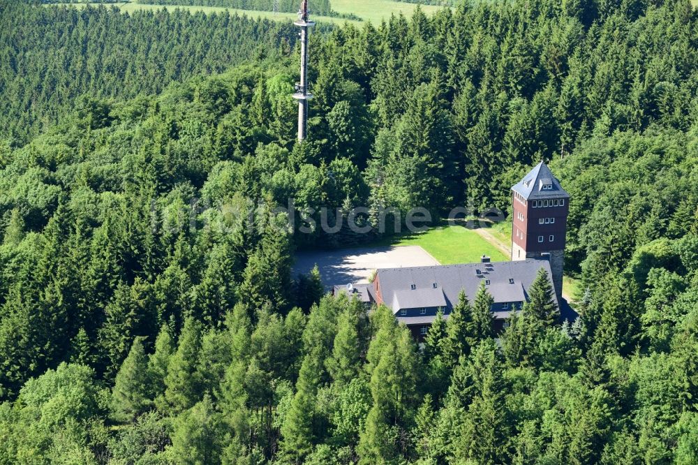 Bärenstein aus der Vogelperspektive: Gebäudekomplex der Hotelanlage Unterkunftshaus auf dem Bärenstein an der Bergstraße in Bärenstein im Bundesland Sachsen, Deutschland