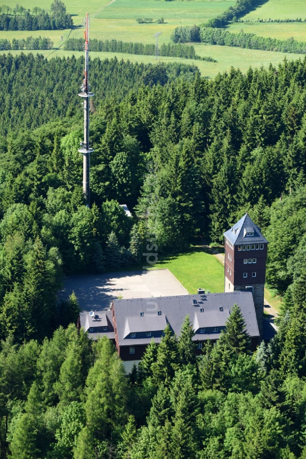 Luftaufnahme Bärenstein - Gebäudekomplex der Hotelanlage Unterkunftshaus auf dem Bärenstein an der Bergstraße in Bärenstein im Bundesland Sachsen, Deutschland