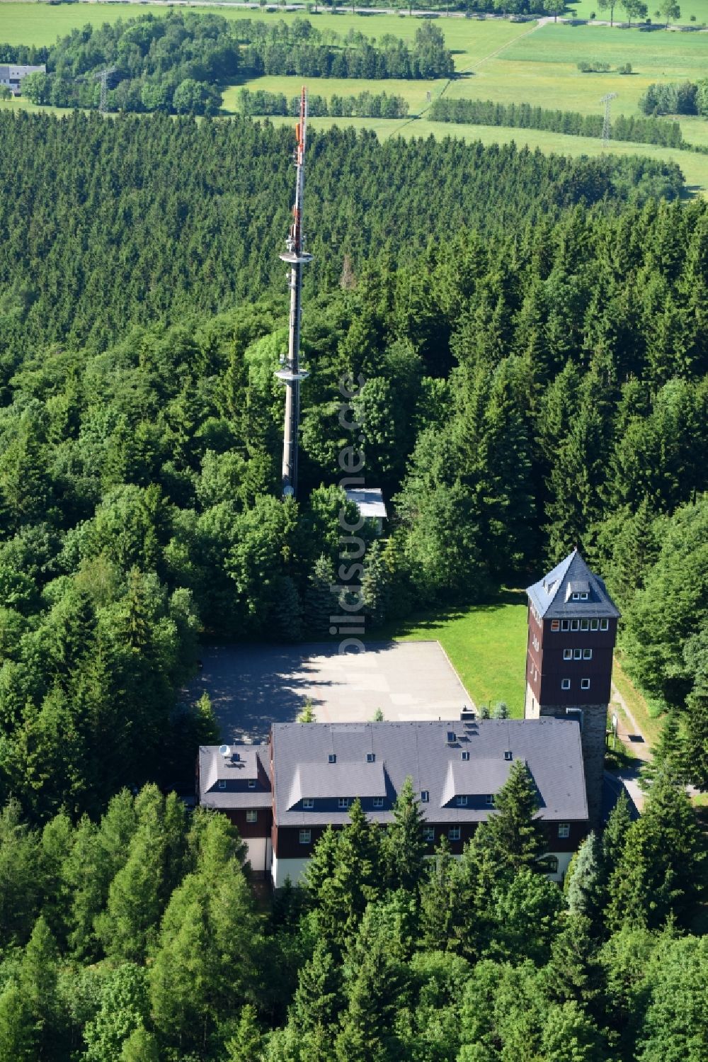 Bärenstein von oben - Gebäudekomplex der Hotelanlage Unterkunftshaus auf dem Bärenstein an der Bergstraße in Bärenstein im Bundesland Sachsen, Deutschland