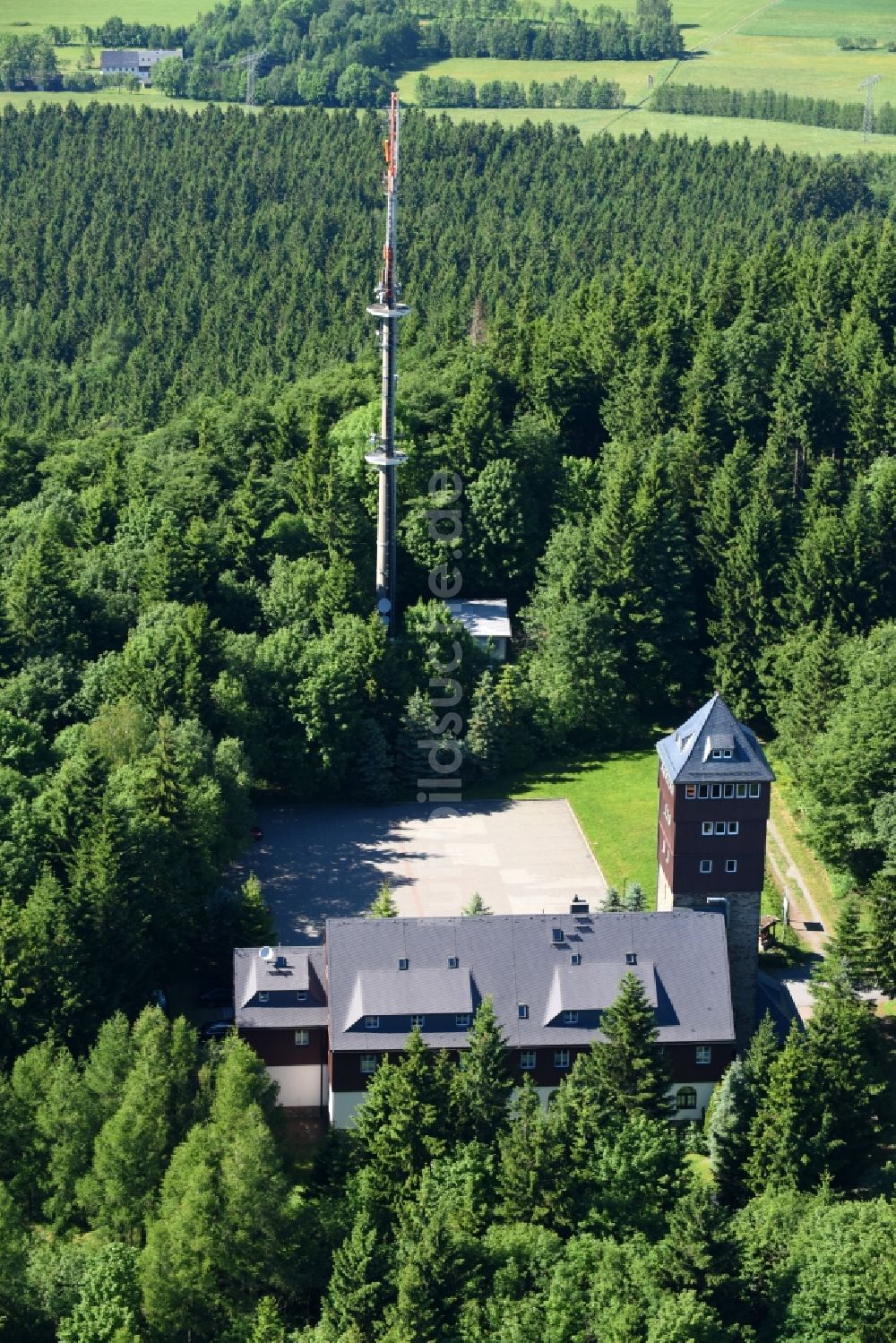 Bärenstein aus der Vogelperspektive: Gebäudekomplex der Hotelanlage Unterkunftshaus auf dem Bärenstein an der Bergstraße in Bärenstein im Bundesland Sachsen, Deutschland