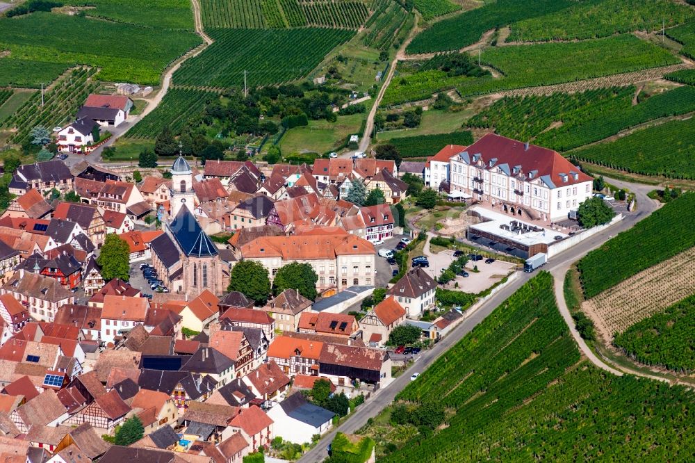 Saint-Hippolyte aus der Vogelperspektive: Gebäudekomplex der Hotelanlage Val-Vignes - Hotel Alsace Séminaires et Mariages in Saint-Hippolyte in Grand Est, Frankreich