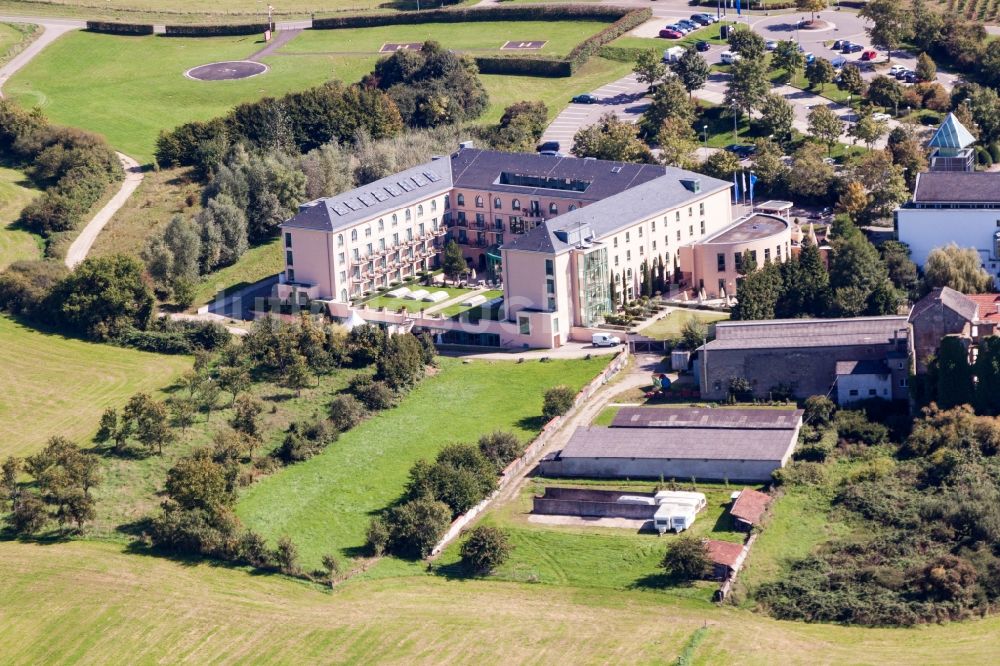 Perl aus der Vogelperspektive: Gebäudekomplex der Hotelanlage Victor's Residenz-Hotel Schloss Berg und Niederburg Nennig in Perl im Bundesland Saarland, Deutschland