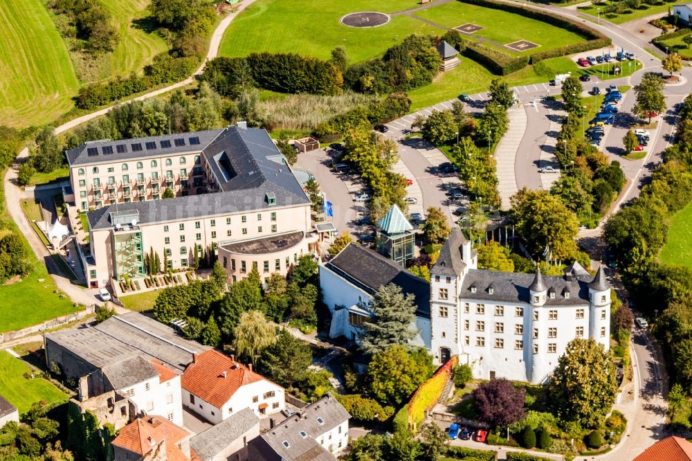 Luftaufnahme Perl - Gebäudekomplex der Hotelanlage Victor's Residenz-Hotel Schloss Berg und Niederburg Nennig in Perl im Bundesland Saarland, Deutschland