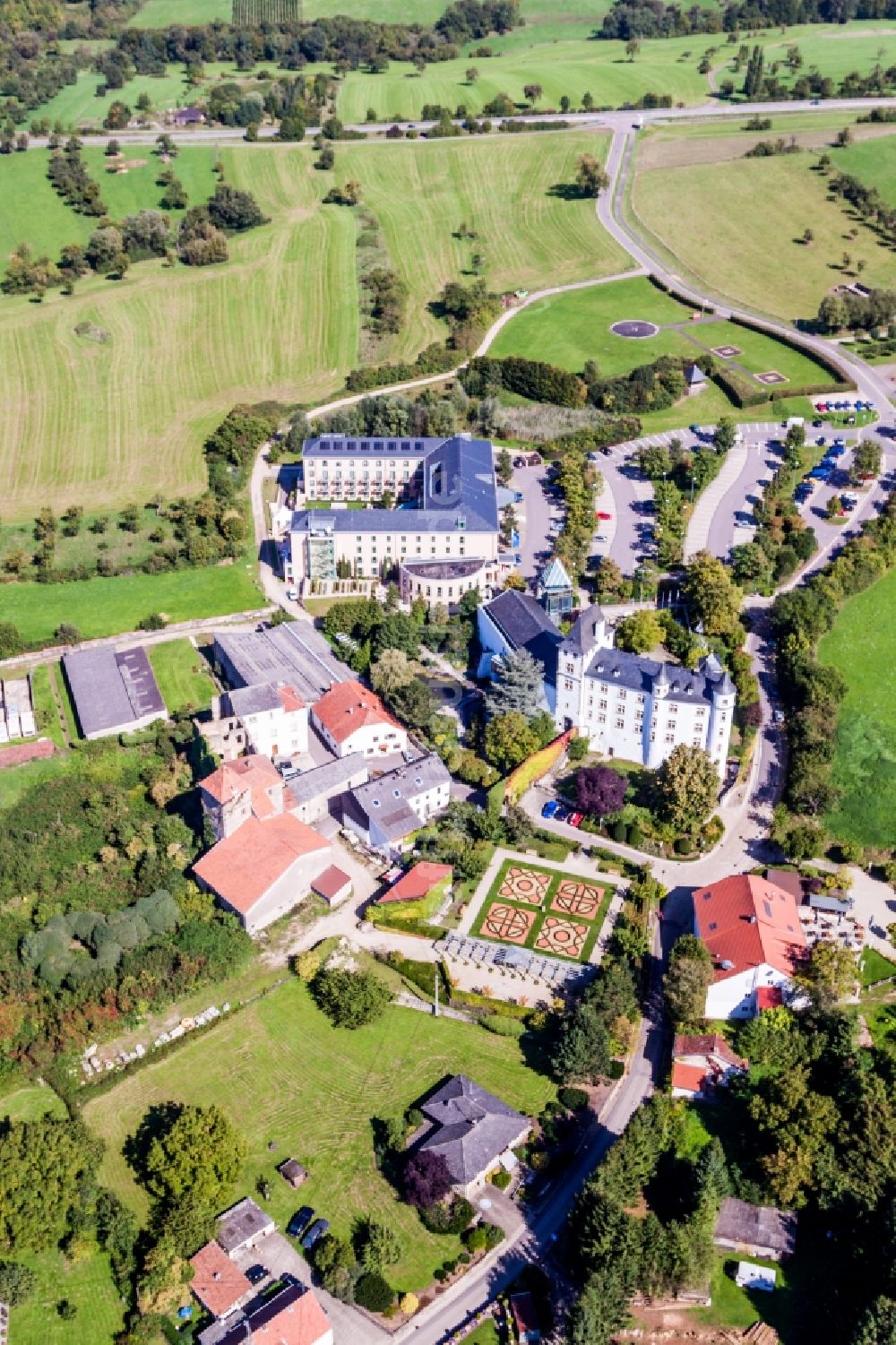 Perl von oben - Gebäudekomplex der Hotelanlage Victor's Residenz-Hotel Schloss Berg und Niederburg Nennig in Perl im Bundesland Saarland, Deutschland