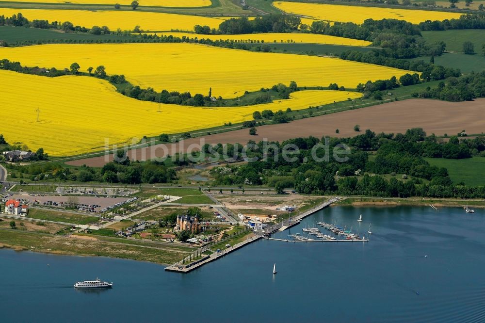 Bitterfeld-Wolfen von oben - Gebäudekomplex der Hotelanlage Villa am Bernsteinsee am Mühlenboulevard in Bitterfeld-Wolfen im Bundesland Sachsen-Anhalt, Deutschland