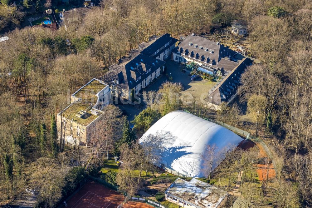 Heiligenhaus von oben - Gebäudekomplex der Hotelanlage des Waldhotel Heiligenhaus an der Parkstraße in Heiligenhaus im Bundesland Nordrhein-Westfalen, Deutschland