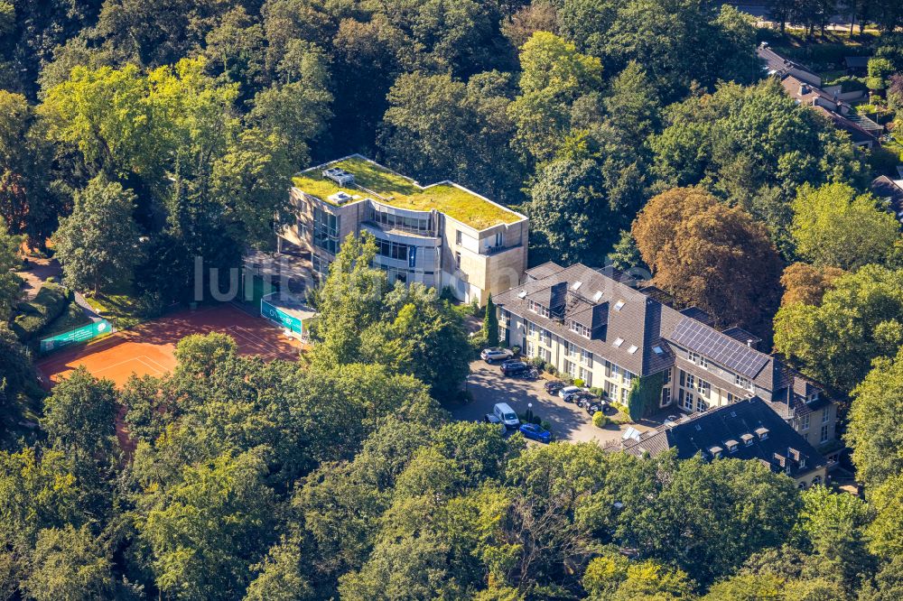 Heiligenhaus von oben - Gebäudekomplex der Hotelanlage des Waldhotel Heiligenhaus an der Parkstraße in Heiligenhaus im Bundesland Nordrhein-Westfalen, Deutschland