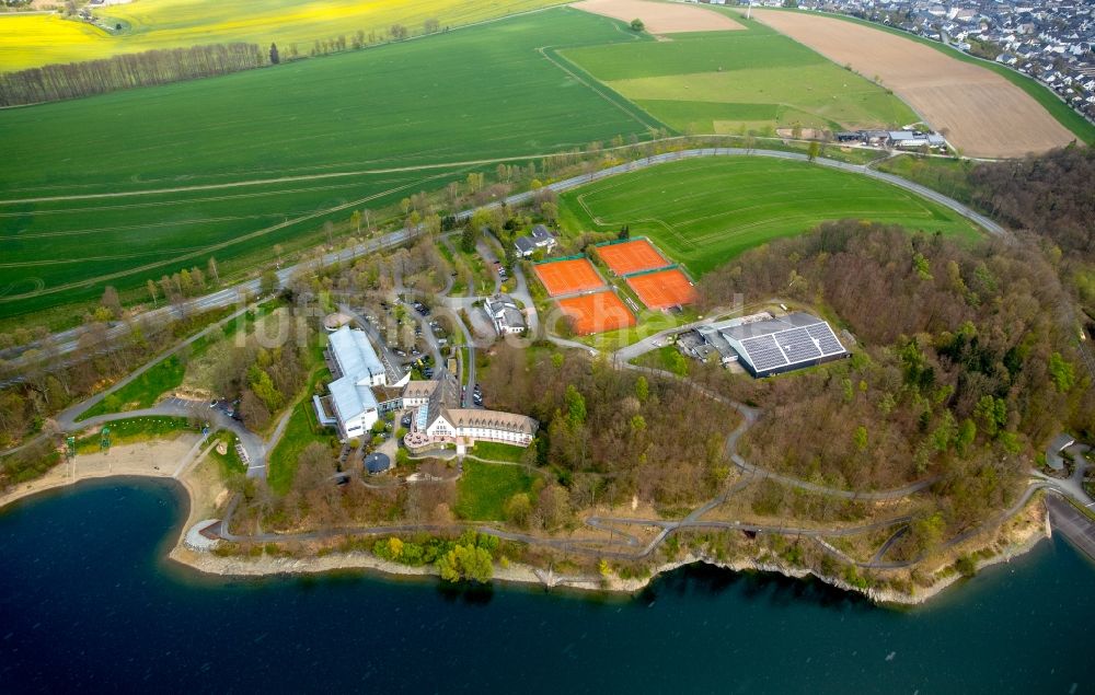 Meschede aus der Vogelperspektive: Gebäudekomplex der Hotelanlage Welcome Hotel Meschede/Hennesee in Meschede im Bundesland Nordrhein-Westfalen, Deutschland