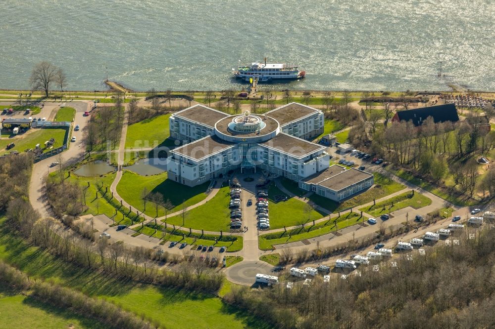 Luftaufnahme Wesel - Gebäudekomplex der Hotelanlage WELCOME HOTEL WESEL an der Rheinpromenade in Wesel im Bundesland Nordrhein-Westfalen, Deutschland