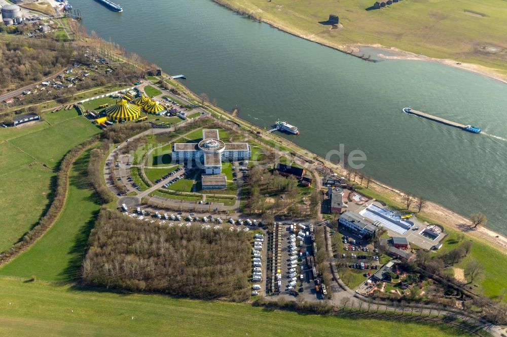 Wesel von oben - Gebäudekomplex der Hotelanlage WELCOME HOTEL WESEL an der Rheinpromenade in Wesel im Bundesland Nordrhein-Westfalen, Deutschland