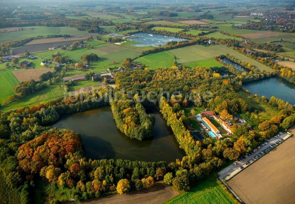 Luftbild Hamm - Gebäudekomplex der Hotelanlage des Wellness-Centers Gut Sternholz GmbH & Co.KG an den Haarener Baggerseen im herbstlichen Stadtteil Uentrop in Hamm im Bundesland Nordrhein-Westfalen