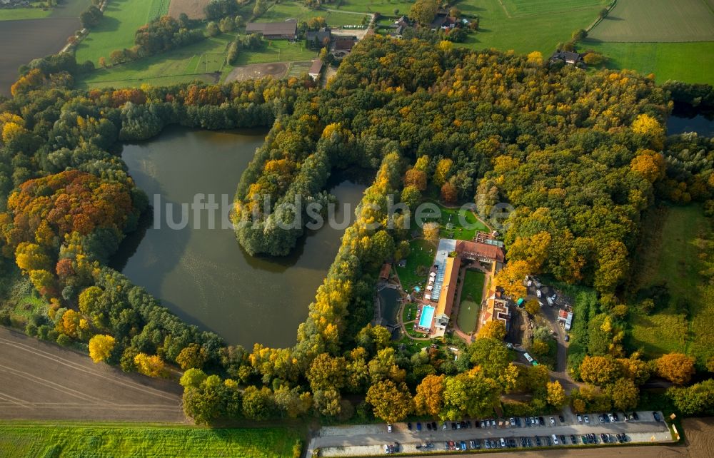 Luftbild Hamm - Gebäudekomplex der Hotelanlage des Wellness-Centers Gut Sternholz GmbH & Co.KG an den Haarener Baggerseen im herbstlichen Stadtteil Uentrop in Hamm im Bundesland Nordrhein-Westfalen