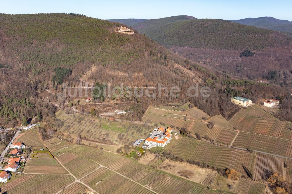 Luftaufnahme Rhodt unter Rietburg - Gebäudekomplex der Hotelanlage Wohlfühlhotel Alte Rebschule und Gasthaus Sesel in Rhodt unter Rietburg im Bundesland Rheinland-Pfalz, Deutschland