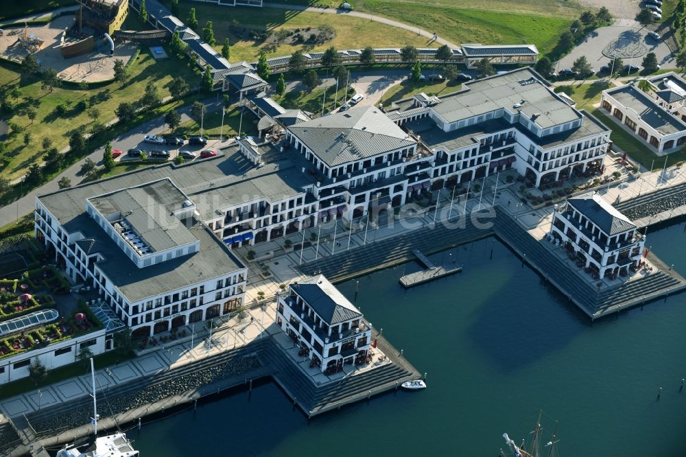 Warnemünde von oben - Gebäudekomplex der Hotelanlage Yachthafenresidenz Hohe Düne in Warnemünde im Bundesland Mecklenburg-Vorpommern, Deutschland