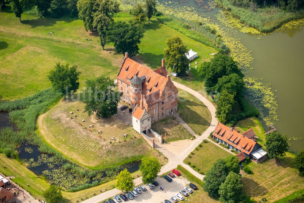 Schwinkendorf von oben - Gebäudekomplex der HotelanlageSchloss Ulrichshusen in Schwinkendorf im Bundesland Mecklenburg-Vorpommern