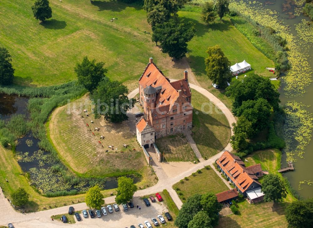 Schwinkendorf aus der Vogelperspektive: Gebäudekomplex der HotelanlageSchloss Ulrichshusen in Schwinkendorf im Bundesland Mecklenburg-Vorpommern