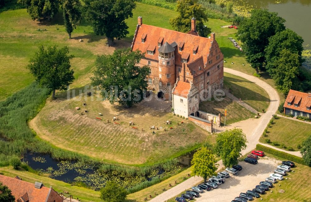 Schwinkendorf von oben - Gebäudekomplex der HotelanlageSchloss Ulrichshusen in Schwinkendorf im Bundesland Mecklenburg-Vorpommern