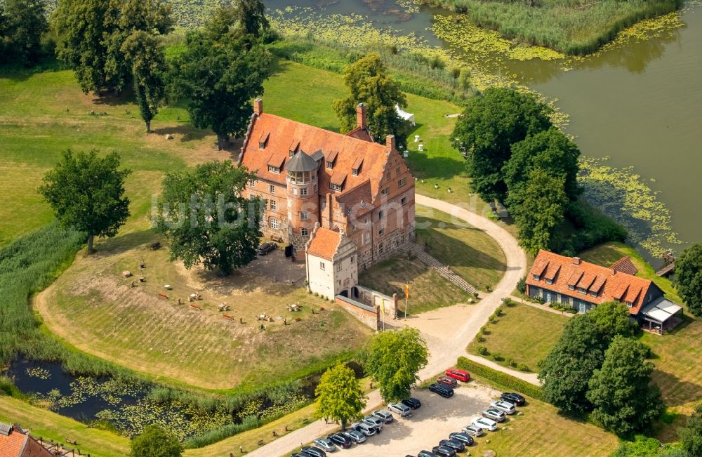 Schwinkendorf aus der Vogelperspektive: Gebäudekomplex der HotelanlageSchloss Ulrichshusen in Schwinkendorf im Bundesland Mecklenburg-Vorpommern