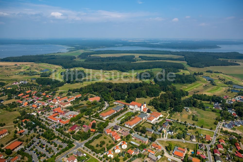 Luftbild Göhren-Lebbin - Gebäudekomplex der HotelanlageSchlosshotel Fleesensee in Göhren-Lebbin im Bundesland Mecklenburg-Vorpommern