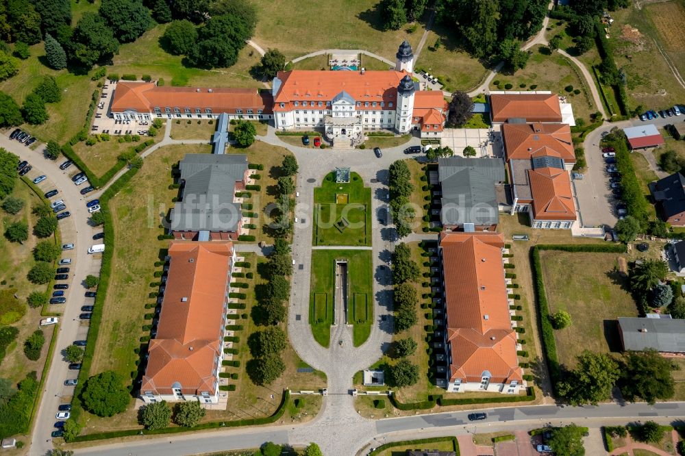 Göhren-Lebbin aus der Vogelperspektive: Gebäudekomplex der HotelanlageSchlosshotel Fleesensee in Göhren-Lebbin im Bundesland Mecklenburg-Vorpommern