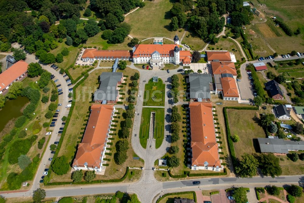 Göhren-Lebbin von oben - Gebäudekomplex der HotelanlageSchlosshotel Fleesensee in Göhren-Lebbin im Bundesland Mecklenburg-Vorpommern