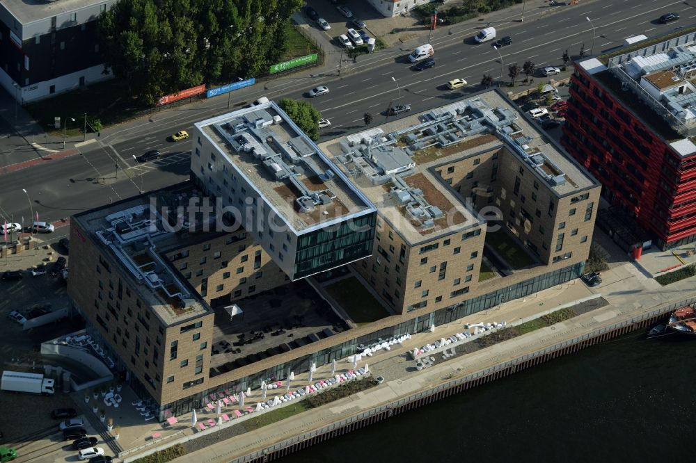 Luftbild Berlin - Gebäudekomplex des Hotels nhow Berlin am Ufer der Spree im Ortsteil Friedrichshain in Berlin